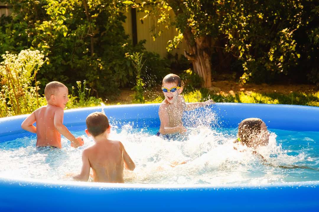 Zwembad onerhouden en zomerklaar maken