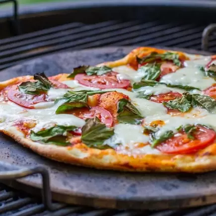 zelf gemaakte pizza op de BBQ