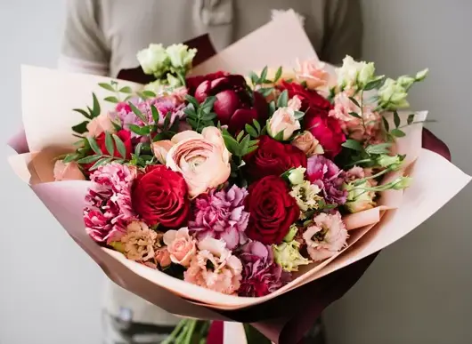 Seizoensboeket gemengde roze bloemen - 50 EUR - afbeelding 1